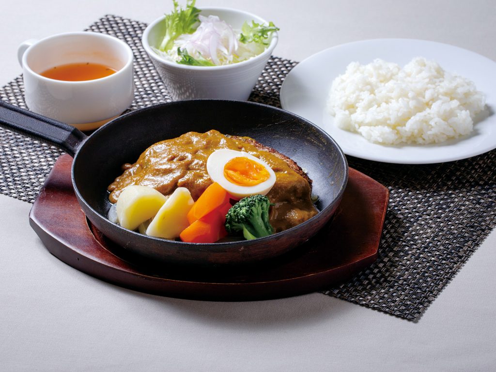 ゴルフ昼食【”自家製”ハンバーグの鉄板焼き】1,580円（2025.08）