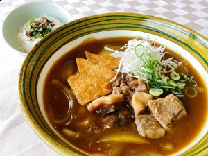 ゴルフ昼食【国産牛すじカレーうどん】1,320円（2020.09）