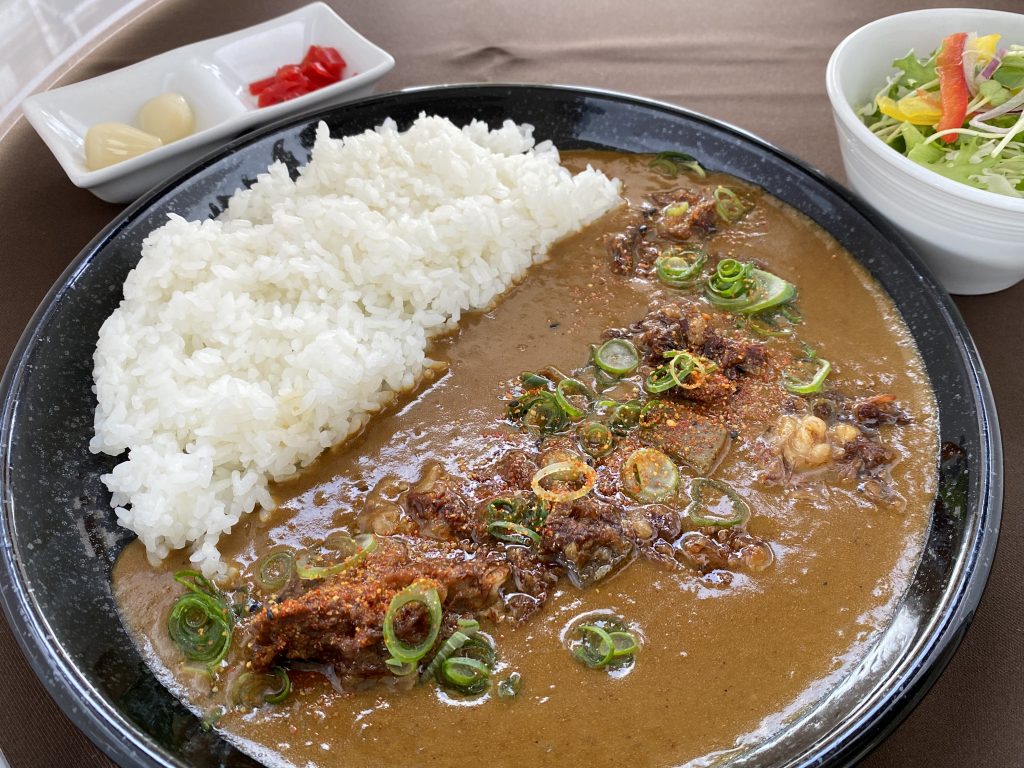 ゴルフ昼食【国産牛すじカレー】1,500円（2022.04）