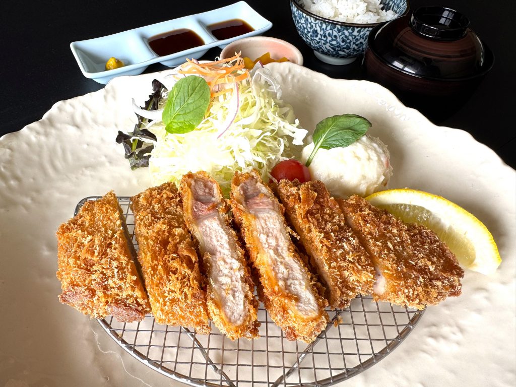ゴルフ昼食【厚切りとんかつ膳】1,980円（2026.08）