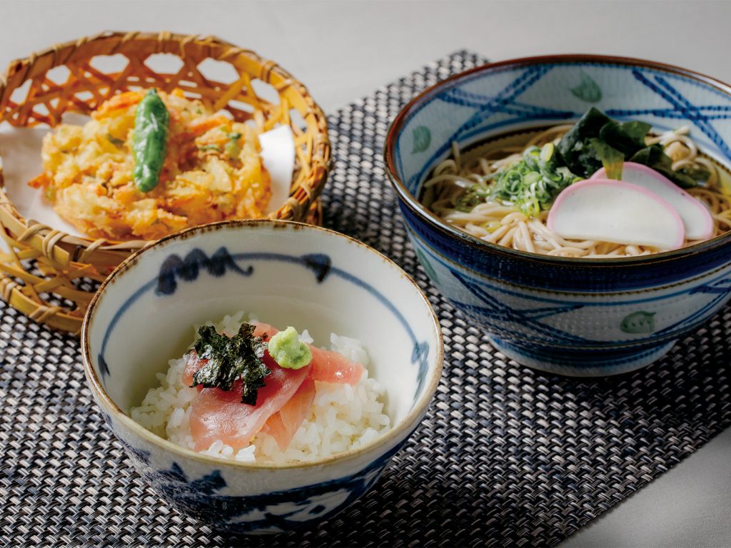 ゴルフ昼食【掻揚天ぷら蕎麦と鮪丼】1,800円（2023.10）