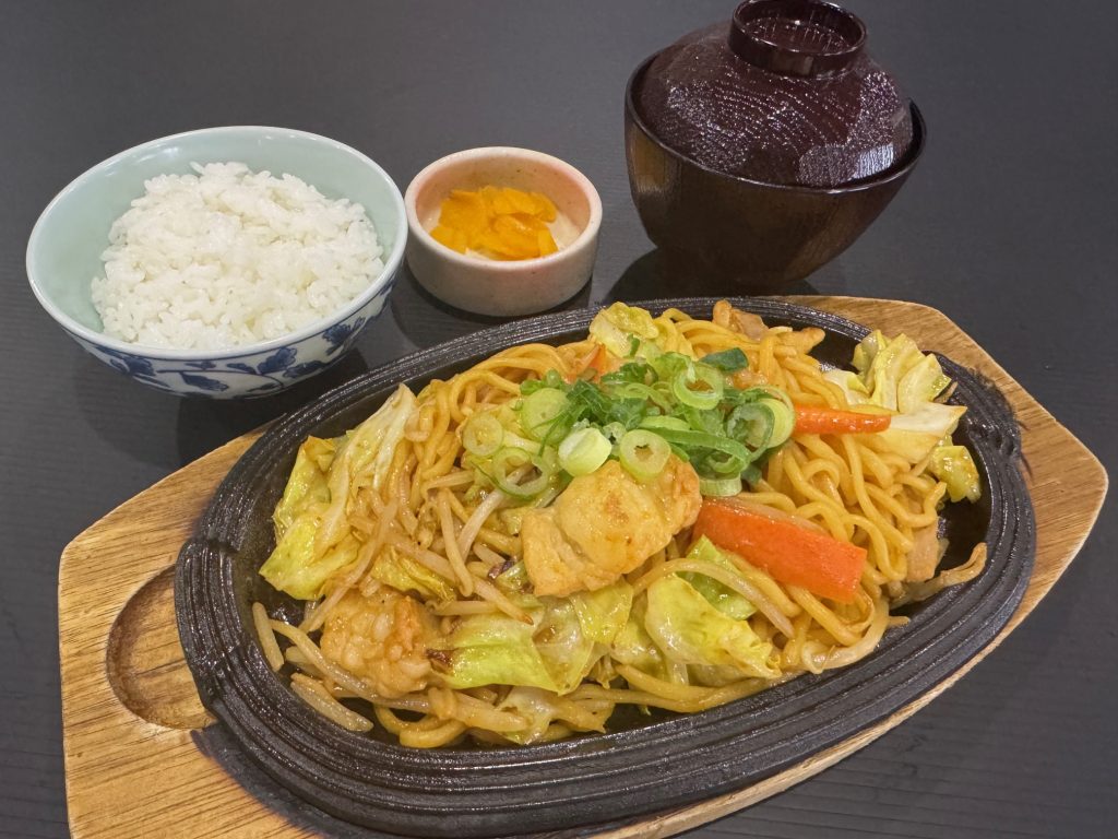 ゴルフ昼食【ホルモン焼きそば定食】1,760円（2026.04）