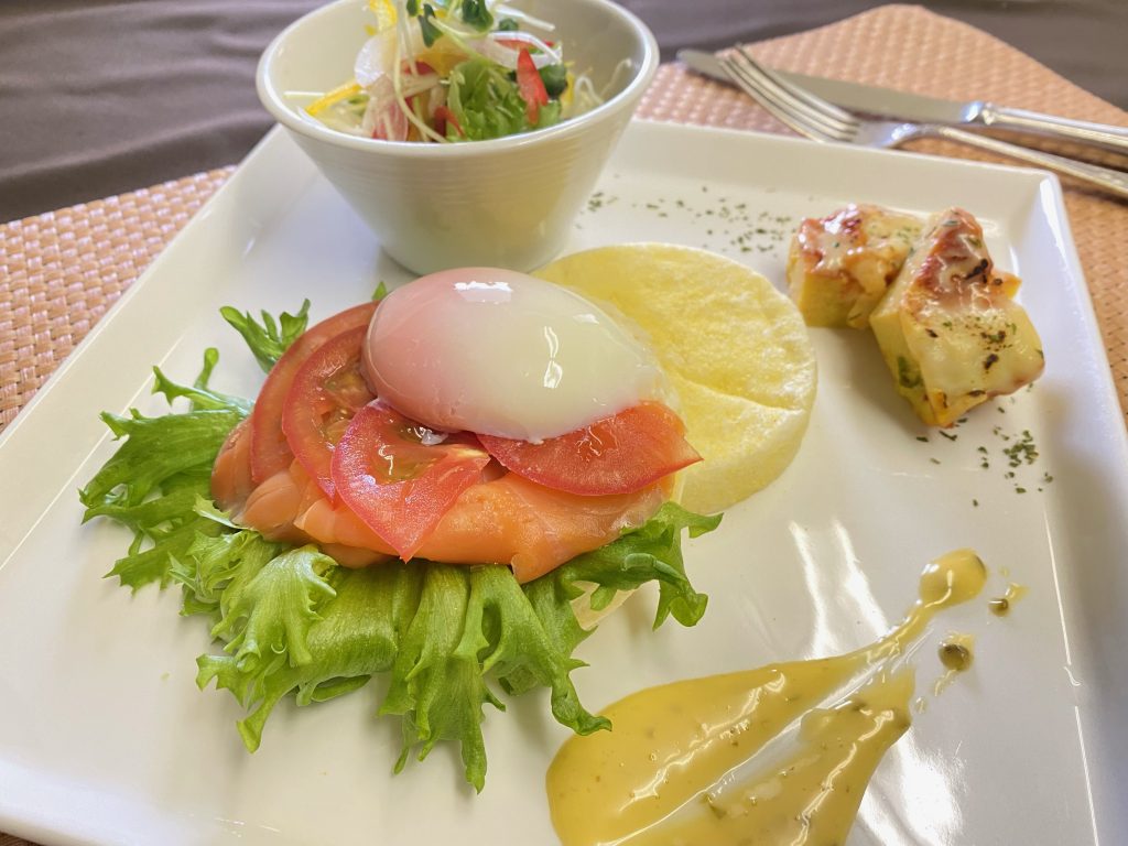 ゴルフ昼食【スモークサーモンのマフィン】1,520円（2022.07）