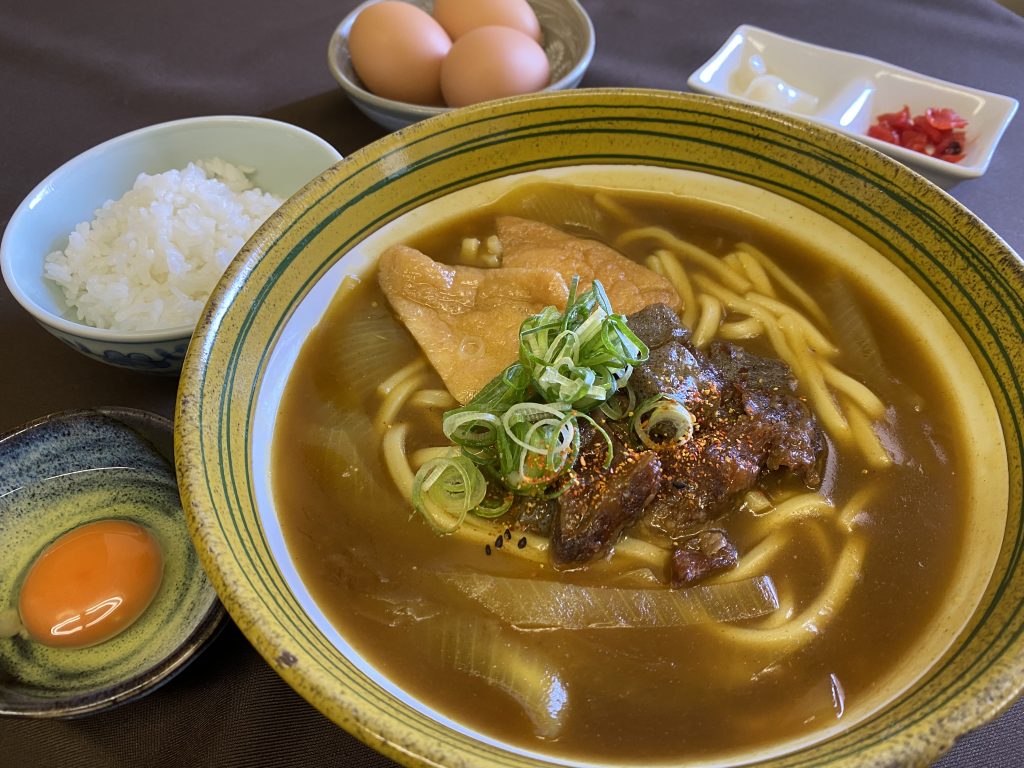 ゴルフ昼食【国産牛すじカレーうどんセット】1,420円（2022.04）