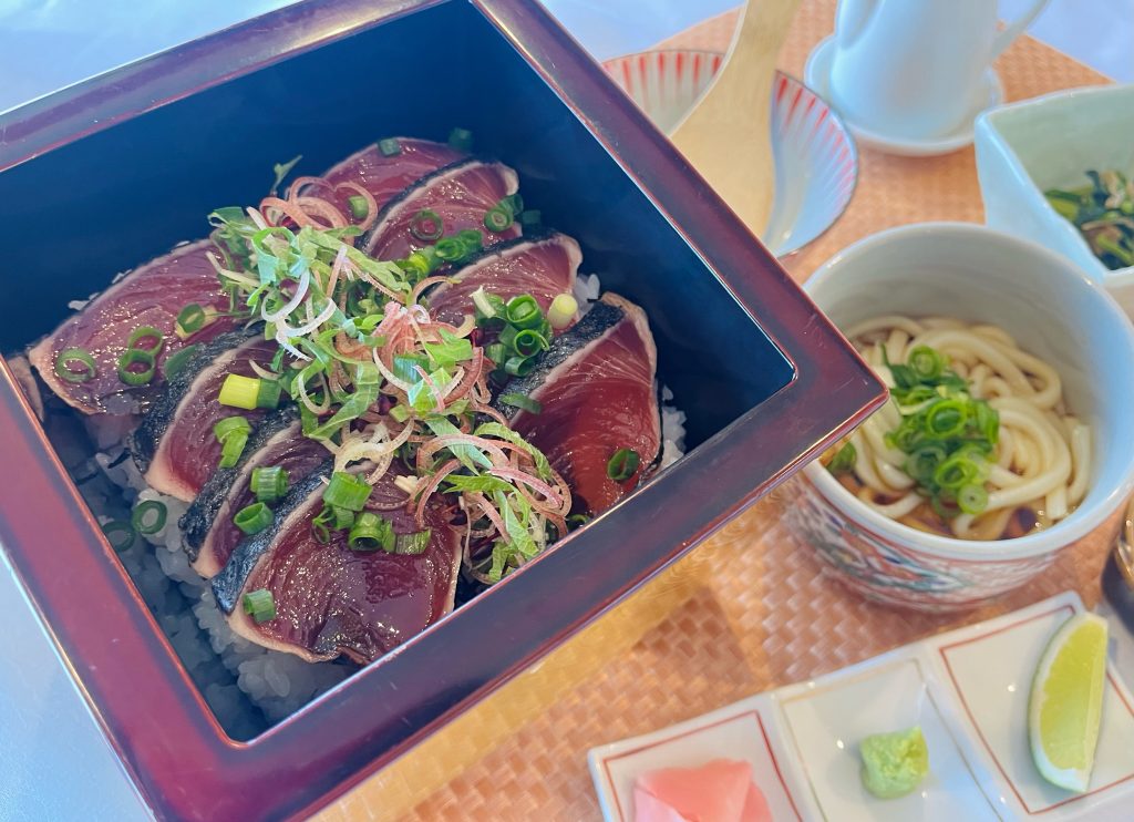 ゴルフ昼食【初鰹の“手こね寿司”と冷やしうどん】1,700円（2023.04）